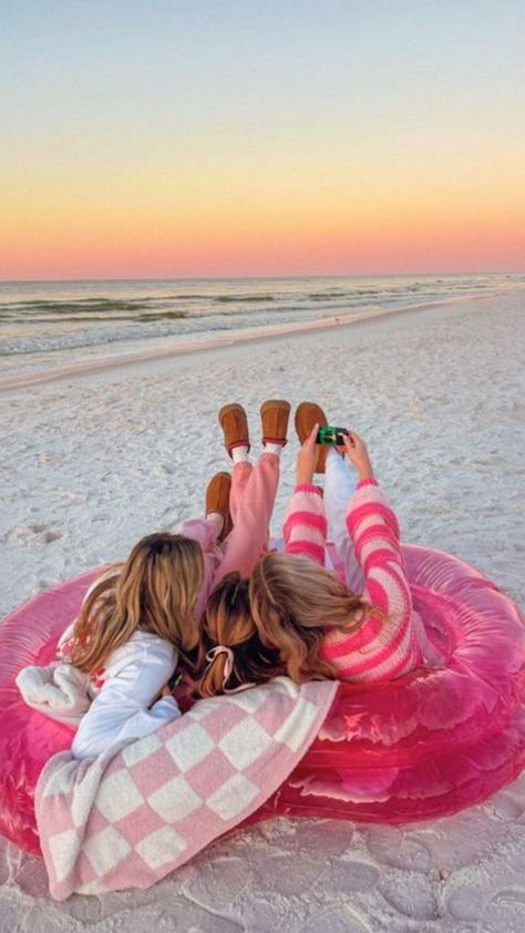 Preppy Activities, Preppy Beach, Beachy Aesthetic, Sleepover Games, Preppy Summer, Best Friend Photos, Future Life, Friend Photos, Summer Aesthetic