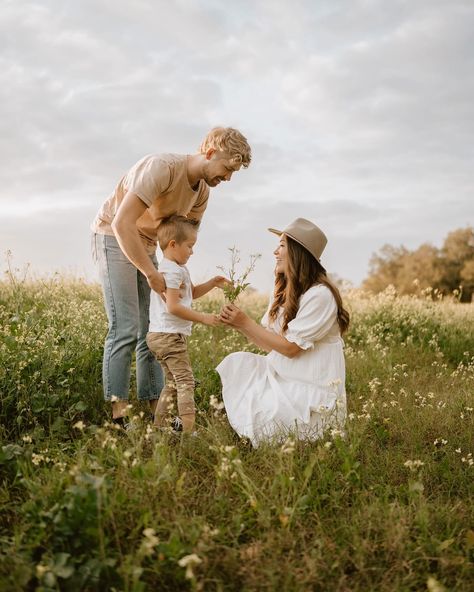 Family Photos Flower Field, Field Maternity Photoshoot Family, Flower Field Maternity Shoot, Family Field Photoshoot, Grandparent Photoshoot, Announcement Photoshoot, Gender Announcement, Fam Photos, Maternity Dresses Photography