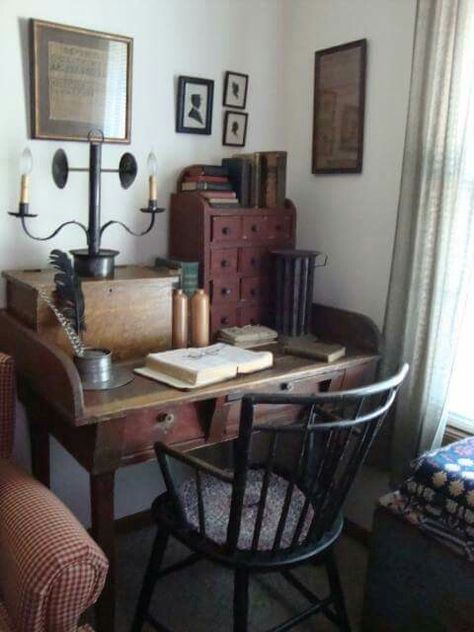 ♡Primitive desk.. Primitive Office, Country Decor Diy, Vintage Home Office, Farmhouse Living Room Furniture, Country Treasures, Colonial Interior, Colonial Furniture, Primitive Homes, Prim Decor