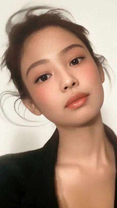 Jennie Natural Face, Jennie Natural Makeup, Jennie Makeup Look, Blackpink Jennie Makeup, Jennie Kim Makeup, Round Face Makeup Looks, Messy Makeup Aesthetic, Innocent Makeup, Jennie Makeup