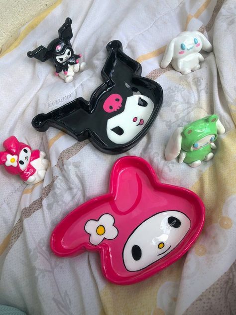 Lindos joyeros de arcilla de mymelody y kuromi 😍🥰 Kuromi Clay, Play Dough Ideas, Dough Ideas, Ceramic Pinch Pots, Hello Kitty Crafts, Diy Air Dry Clay, Sculpture Art Clay, Air Dry Clay Projects, Clay Stuff