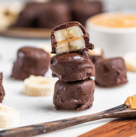 Frozen Chocolate Covered Bananas, Healthy Snack Alternatives, Peanut Butter Bites, Chocolate Covered Bananas, Chocolate Peanut Butter Fudge, Frozen Banana Bites, Easy Butter, Peanut Butter Sandwich, Banana Bites