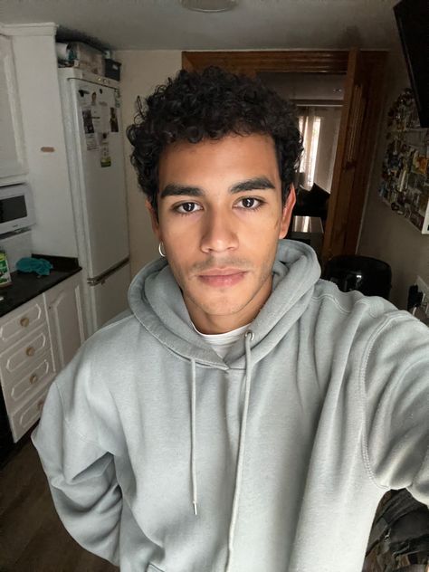 Mixed Boy Face Claim, Light Skin Curly Hairstyles, Black Male Face Claims, Black Man Aesthetic, Poc Men, Pinterest Men, Mixed Men, Mixed Guys, Mixed Boy