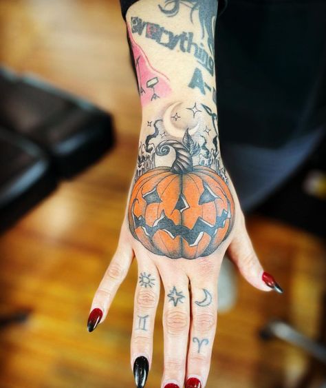 @bre_west_tattoos "Some pumpkin magic for @naomisherm today!!" #pumpkintattoo #halloweentattoo #handtattoo #alchemytattoocollective Pumpkin Hand Tattoo, Halloween Hand Tattoos For Women, Halloween Hand Tattoo, Pumpkin Tattoo Ideas, Fall Tattoo Ideas, Skin Artwork, Fall Tattoos, Fall Tattoo, Pumpkin Magic