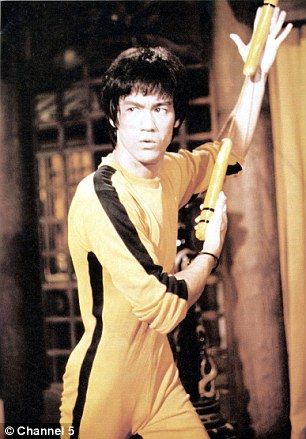 Bruce Lee Workout, Bruce Li, Bruce Lee Poster, Bruce Lee Movies, Bruce Lee Pictures, Bruce Lee Art, Bruce Lee Martial Arts, Kung Fu Movies, Bruce Lee Photos