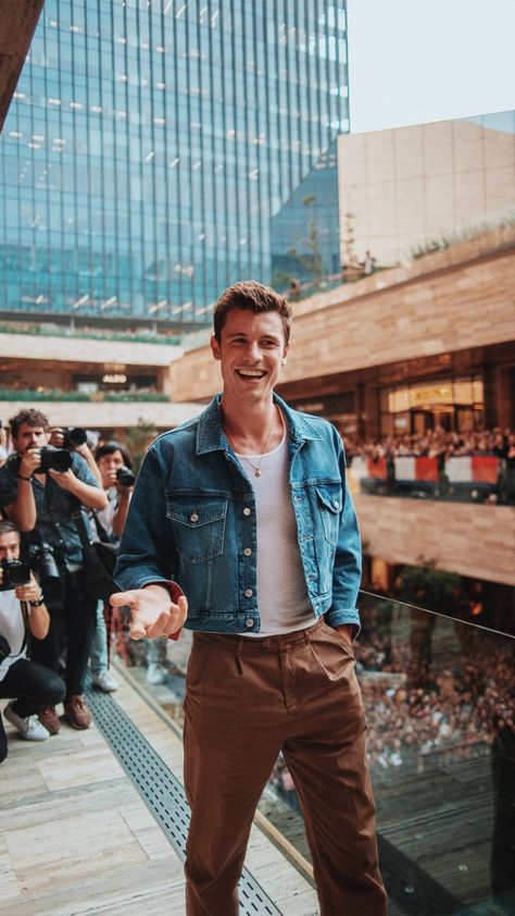 #shawnmendes Shawn Mendes Style, Color Combos Outfit, Fitted Wardrobes, Stylish Men Casual, Men Clothes, Well Dressed Men, Spring Style, Niall Horan, Shawn Mendes