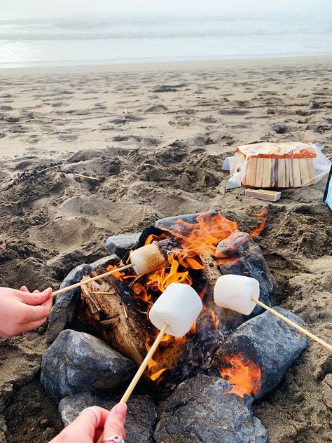 Smores Campfire Aesthetic, Bon Fire Aesthetic With Friends, Smores Aesthetics, Smores Campfire, March Break, Aesthetic Vsco, Beach Bonfire, Friend Activities, Summer Dates