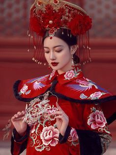 Chinese Headdress, Chinese Clothing Traditional, Hanfu Hairstyles, Costumes Around The World, Chinese Traditional Costume, Ancient Chinese Clothing, Chinese Hair Accessories, Queen Outfit, Chinese Hairstyle