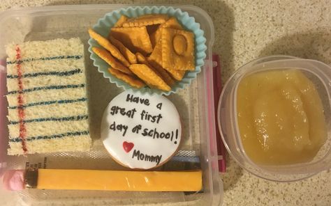 1st Day Of School Lunch, First Day Of School Lunch Ideas, First Day Of School Lunch, Desayunos Aesthetic, Lunchbox Food, Fun Kid Lunch, Kindergarten Lunch, Packed Meals, Girls Lunch