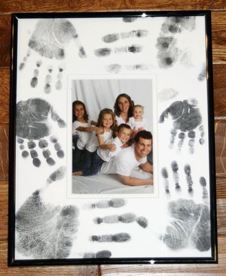 Family Portrait very cute idea! Cadeau Parents, Hand Prints, Kids Projects, Foto Tips, Family Crafts, Fathers Day Crafts, Mothers Day Crafts, Photo Craft, Mother And Father