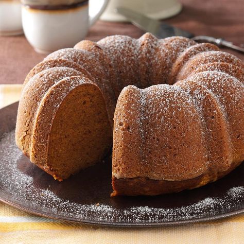 Pumpkin Bundt Cake Recipe: How to Make It Turkey Cakes, Pumpkin Bundt Cake Recipes, Pumpkin Pound Cake, Pumpkin Bundt, Weight Watcher Desserts, Pumpkin Bundt Cake, Pumpkin Cake Recipes, Cake Mug, Kolaci I Torte