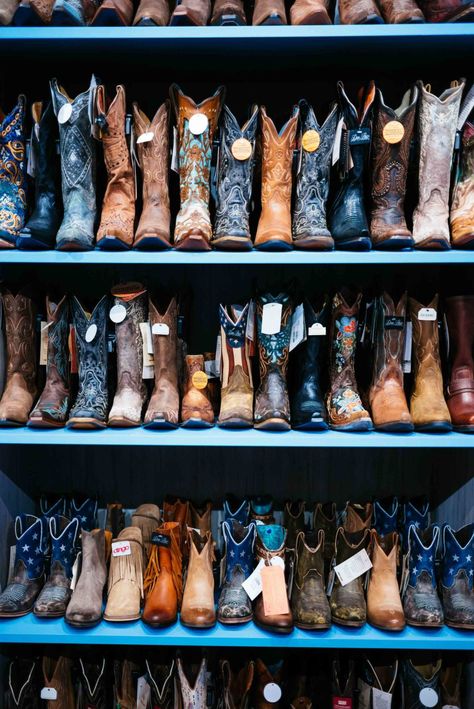 To Do Nashville, Hats Country, Cheap Cowgirl Boots, Nashville Tennessee Vacation, Nashville Style Outfits, Nashville Bars, Tennessee Outfits, Nashville Travel, Travel Restaurant