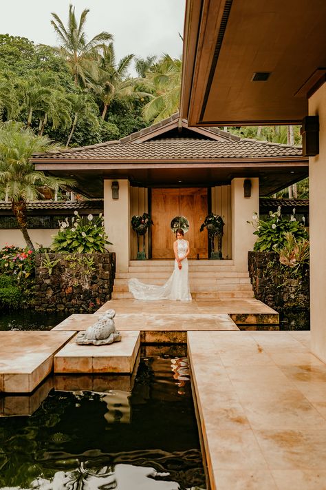 Halter Top Wedding Dress, Dress With A Train, Bridal Portrait Ideas, Kailua Kona Hawaii, Wedding Venues Hawaii, Halter Top Dress, Kona Hawaii, Bridal Poses, Kailua Kona