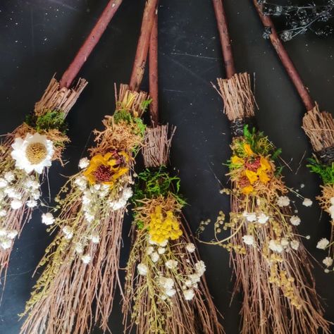 Fall Festival Crafts, Broom Making, Witch Brooms, Witchcraft Tools, Festival Crafts, Broom Parking, Natural Crafts, Fall Love, Gift Wreath