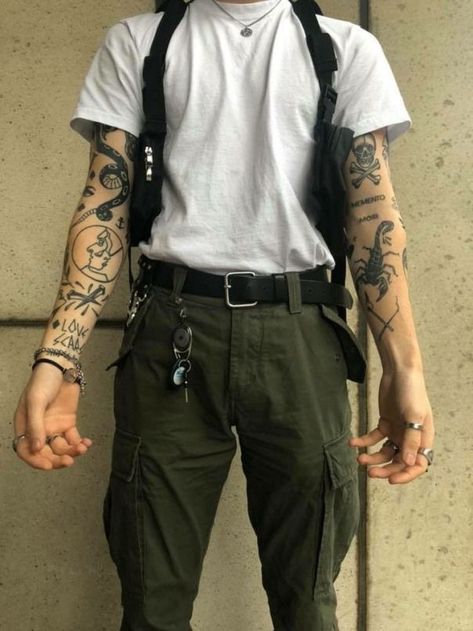 pinterest — 𝑜𝒽𝓃𝑜𝒸𝒶𝓇𝑜𝓁𝒾𝓃𝑒 Grunge Tattoo, Moda Streetwear, Boy Tattoos, Mens Fashion Inspiration, Tattoo Life, Mode Streetwear, Streetwear Outfit, Mode Style, Mens Street Style