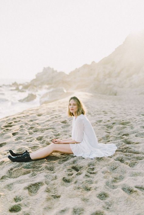 Bride With Short Hair, Vintage Bride Dress, Jumpsuit Bride, Bride Dress Ideas, Costa Brava Beach, Barefoot Bride, Bride Jumpsuit, Film Lightroom Presets, Costa Brava Spain