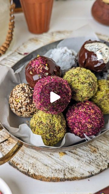 Hina Gujral - funfoodfrolic on Instagram: "Healthy Guilt Free Ladoo to welcome Ganpati Bappa 🙏 No FLOUR. No SUGAR. No GHEE 😍  These Energy Ladoo are: ✅ Vegan ✅ Protein Rich ✅ Gluten Free ✅ Zero Processed Sugar ✅ Perfect for gifting   Ingredients For Ladoo 👇 1/4 Cup pumpkin seeds 1 tablespoon sesame seeds 1 tablespoon flaxseeds 1/3 Cup almonds 1/3 Cup cashew 1/3 Cup pistachio 1/3 Cup walnuts 1/3 Cup desiccated coconut 1/3 Cup cranberry  1/2 Cup mejdool or Omani dates 1 teaspoon cardamom powder 1 teaspoon cinnamon powder  #ganpatiprasad #ladoo #healthydessert #indiansweets #glutenfreevegan #vegansweets #guiltfreedessert #ganeshutsav" Diwali Sweets Recipe, Dessert Cups Recipes, Desiccated Coconut, Diwali Sweets, Snack Bites, Guilt Free Dessert, Processed Sugar, Cardamom Powder, Cinnamon Powder