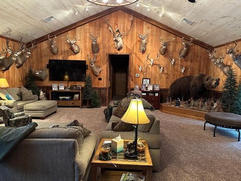 Trophy Rooms Hunting, Hunting Garage, Barn Gym, Hunting Room, Trophy Rooms, Hunting Cabin, Hunting Camp, Garage Design, Dream House Interior