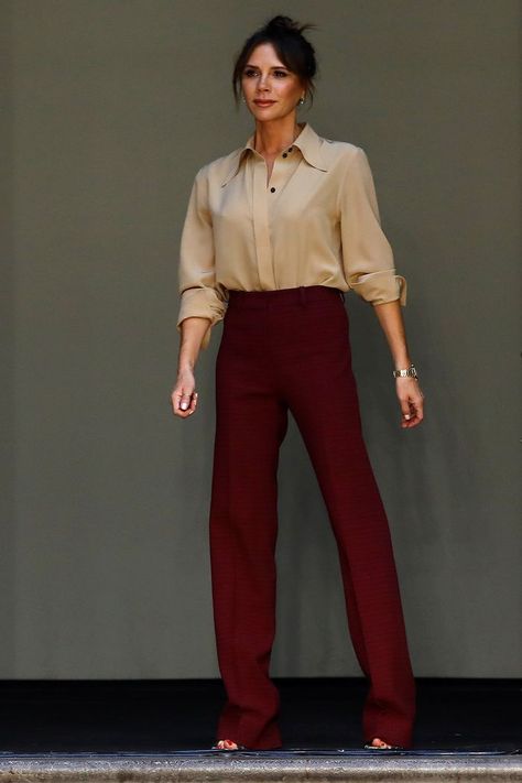 Victoria Beckham wearing a nude blouse and burgundy trousers for her LFW catwalk show Outfit Pantalon Vino, Burgundy Pants Outfit, Victoria Beckham Hair, Burgundy Trousers, Beckham Style, Maroon Pants, Victoria Beckham Outfits, Burgundy Outfit, Victoria Beckham Style