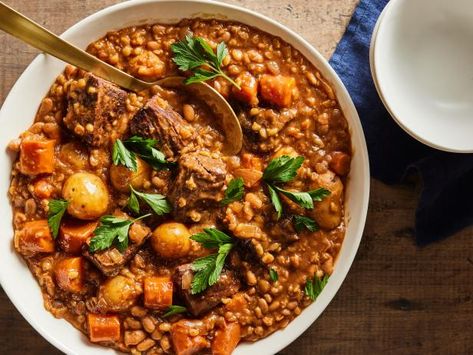 Cholent Cholent Slow Cooker, Cholent Recipe Slow Cooker, Cholent Recipe, Steak Casserole, Shabbat Recipes, Boneless Beef Short Ribs, Shabbat Dinner, Great Northern Beans, Clam Recipes