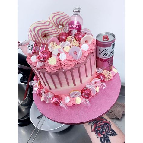 18th Birthday Cake Pink Gin, Gin Cake Birthday, Pink Gin Birthday Cake, Gin Cake Design, Space Birthday Cake, Gin Cake, 18th Birthday Cake For Girls, Alcohol Birthday Cake, 21st Birthday Cupcakes