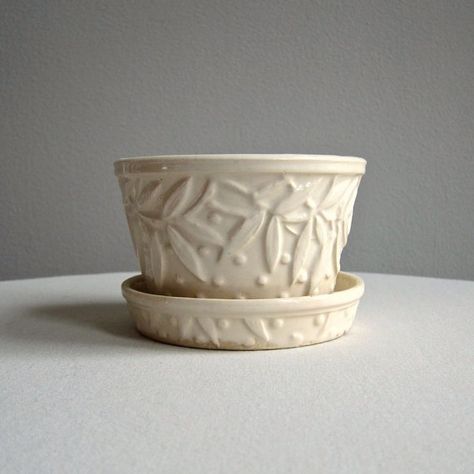 Vintage McCoy Pottery Flower Pot  Cream by BarkingSandsVintage, $27.00 Mccoy Pottery Vases, Antique Planter, Flower Pot Garden, Mid Century Pottery, Mccoy Pottery, Pottery Marks, Ceramic Flower Pots, White Pottery, Pottery Planters