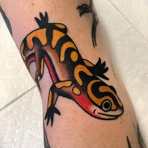 Gecko Tattoo, Print Making Designs, Traditional Tattoo Stencils, Indian Feather Tattoos, Lizard Tattoo, Tattoo Catalog, American Traditional Tattoo Ideas, Traditional Tattoo Ideas, Dinosaur Tattoos