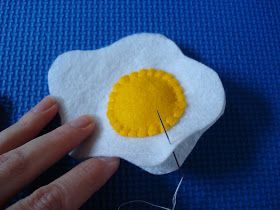 Cute Tutorial, Felt Egg, Felt Food Diy, Felt Play Food, Huevos Fritos, Plastic Easter Eggs, Fish Crafts, Felt Quiet Books, Food Patterns