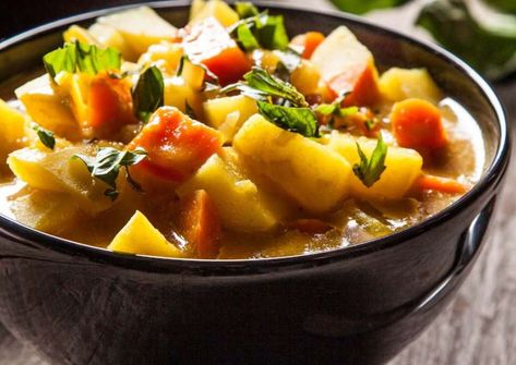 Curry de légumes au lait de coco - Le Campanier Potato And Carrot Soup, Sopas Light, Curried Carrot Soup, Carrot Soup Recipes, Vegetarian Meal Prep, Easy One Pot Meals, Carrot Soup, Carrot Salad, Cooked Veggies