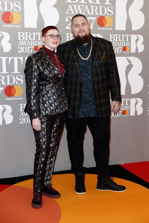 Rag'n'Bone Man wore his trademark heavy chunky yellow gold chain at the 2017 Brit awards...... Rag N Bone Man, Rag N Bone, Fat Man, Brit Awards, Rag And Bone, Yellow Gold Chain, New Style, Gold Chain, Yellow Gold