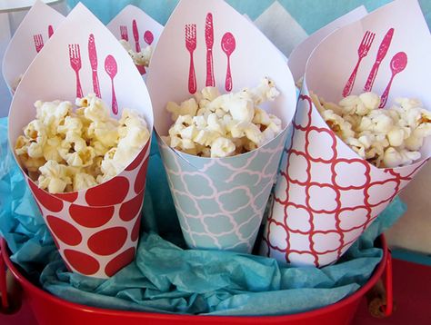 Party food idea: Serve popcorn in cones made from pretty scrapbook papers Paper Chef Hats, Treat Cones, Cute Cooking, Cooking Theme, Chocolate Dipped Marshmallows, Decorating Cupcakes, Chef Party, Party Cooking, Creative Snacks