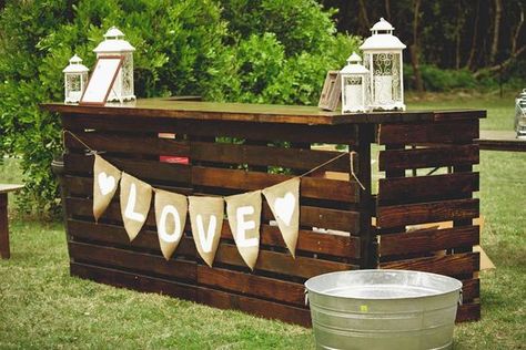 rustic outdoor wedding needs a DIY pallet bar / http://www.himisspuff.com/rustic-wood-pallet-wedding-ideas/6/ Bar Con Pallet, Palet Bar, Bar En Palette, Bar En Plein Air, Pallet Bar Diy, Diy Outdoor Bar, Bar Exterior, Outside Bars, Bar Outdoor