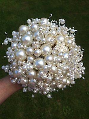 Pearl Flower Arrangements, Bridal Bouquet With Pearls, Pearl Bridesmaid Bouquet, Pearls In Bouquet, Wedding Bouquets Pearls, Pearl Brooch Bouquet, Pearl Bouquet, Pearl Trend, Jeweled Bouquet