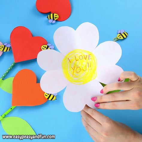 A special gift for your mom for mothers day. Craft Heart, Mothers Day Cards Craft, Scratch Book, Easy Mother's Day Crafts, Diy Mother's Day Crafts, Mothering Sunday, Folding Origami, Flower Craft, Mothers Day Crafts For Kids