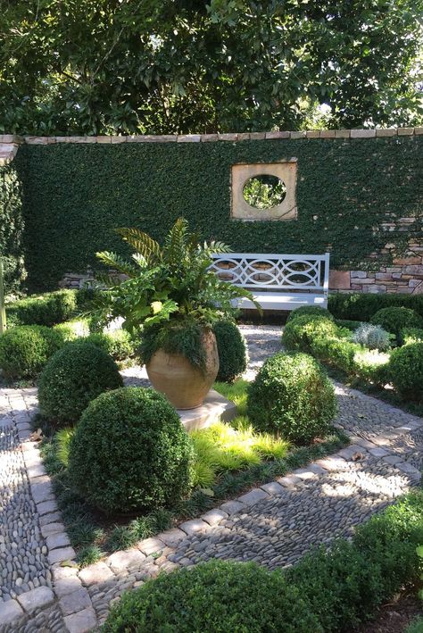 Courtyard Garden Design, Walled Courtyard Garden, Antique Pots, French Gardens, Townhouse Garden, Small Courtyard, Garden Wall Designs, Walled Courtyard, Garden Seating Area