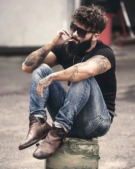 Man Bun Beard, Ducktail Beard, Beard Guide, Scruffy Beard, Life Pics, Lookbook Inspiration, Perfect Beard, Black Tees, Outfits Hombre