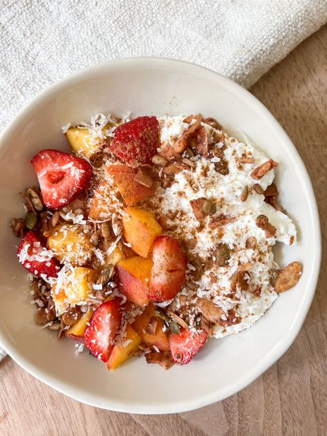 Sweet Cottage Cheese Bowl Balanced Meals Recipes, Peachie Spoon, Sweet Cottage Cheese, Cottage Cheese Bowl, Low Sugar Granola, Cheese Bowl, Caprese Recipes, Cottage Cheese Recipes, Guilt Free Dessert