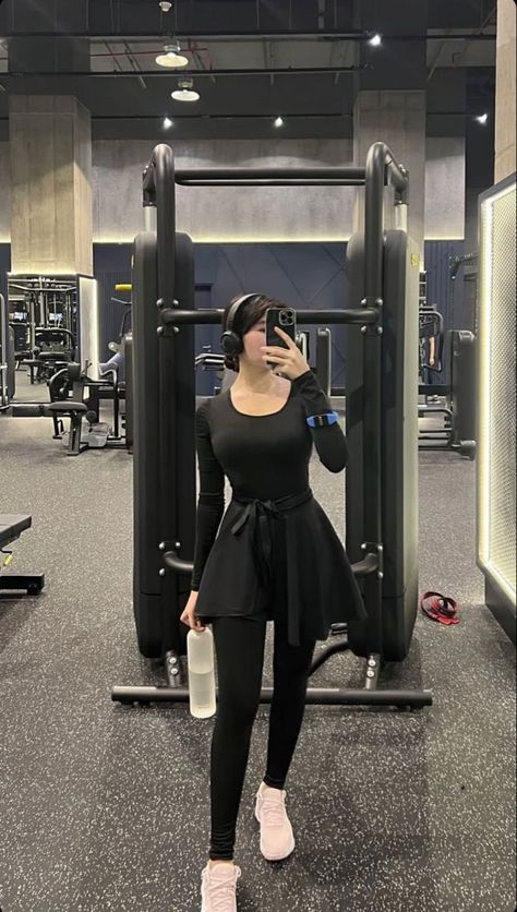 Modest Gym Wear, Black Leggings Outfit Ideas, Leggings Casual Outfit, Black Leggings Casual, Modest Workout Clothes, Modest Gym, Modest Gym Outfit, Gym Dress, Modest Workout