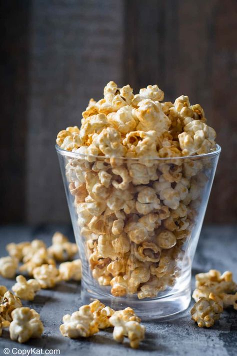 Easy Caramel Popcorn made with Karo corn syrup, brown sugar, butter, and vanilla is a tasty snack everyone will enjoy. Find out how to make homemade caramel corn coating on the stovetop then simply toss with popcorn and bake in the oven. Make it with nuts for extra crunchy caramel popcorn. It's a wonderful DIY holiday gift and perfect for movie night. #popcorn #popcornrecipes #caramelpopcorn #caramelcorn #snackideas #snackfood #diygiftideas Vegan Butterbeer, Caramel Corn Easy, Watching Harry Potter, Homemade Caramel Corn, Popcorn Recipes Easy, Crunchy Caramel, Popcorn Recipes Caramel, Karo Syrup, Popcorn Balls