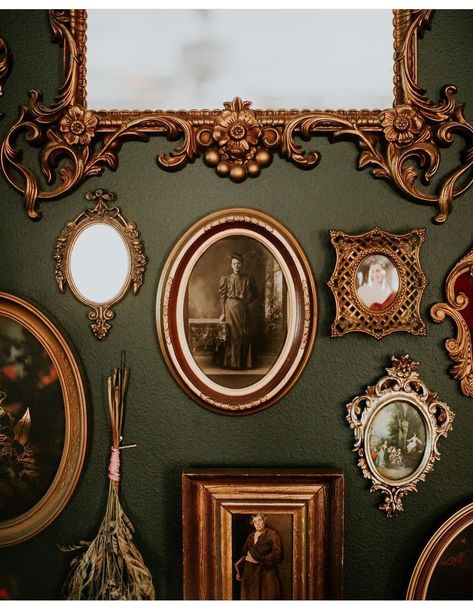 Dark Victorian Living Room, Dark Academia Diy, Victorian Era Aesthetic, Gold Frame Gallery Wall, Picture Walls, Dark Green Walls, Victorian Frame, Goth Home Decor, Gold Frames