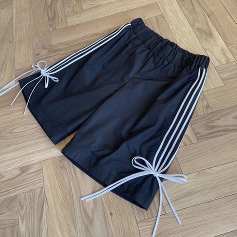 Ropa Upcycling, Celana Fashion, Stripe Shorts, Mode Inspo, Mode Inspiration, Dream Clothes, Fashion Killa, Striped Shorts, On The Floor