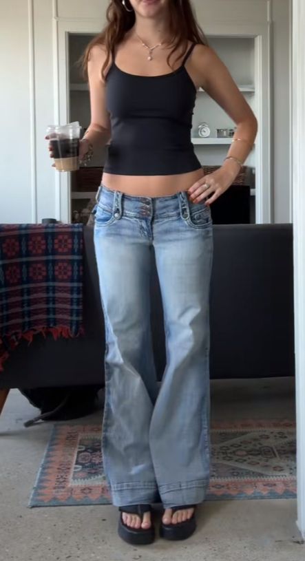 2000z Fashion, Low Rise Bootcut Jeans Outfits, 90s Low Rise Jeans, Low Rise Jeans 2000s, Low Waisted Jeans Y2k, Low Rise Jeans Outfit 2000s, Thrifty Outfits, 2000s Low Rise Jeans, Low Rise Jeans Outfit