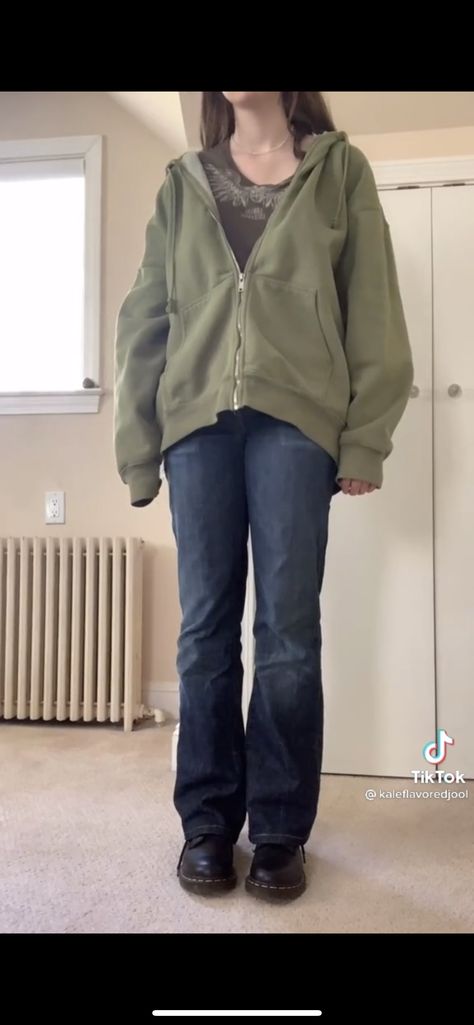 How To Style A Green Zip Up Hoodie, Green Zipup Hoodie Outfit Aesthetic, Green Zip Up Outfit, Zipup Hoodie Outfit, Zip Up Hoodie Outfit Aesthetic, Zip Up Sweater Outfit, Sag Szn, Green Jacket Outfit, Gilmore Girls Fashion