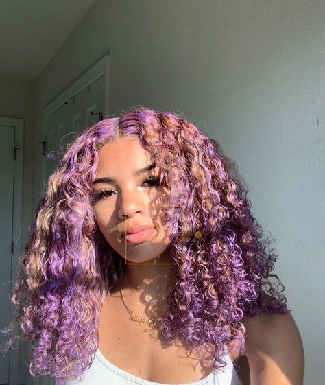 Purple And Blonde Curly Hair, Lavender Curly Hair Black Women, Pastel Purple Curly Hair, Lavender Hair Curly, Dyed Curly Hair Ideas Colour Purple, Lilac Curly Hair, Light Purple Curly Hair, Lavender Hair Black Women, Lavender Curly Hair