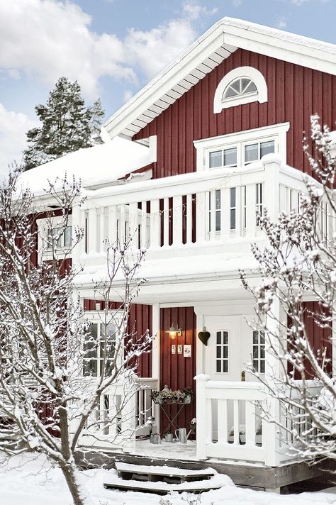 Swedish Homes, Swedish Houses, Scandinavian Houses, Koti Diy, Swedish Cottage, Red Houses, Swedish House, White Windows, Red House