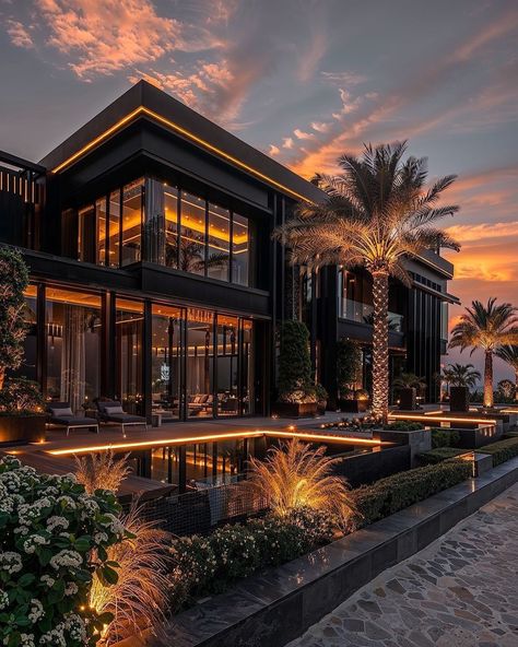 Black Luxury House, Aesthetic House Exterior, Monaco Lifestyle, Dream House Pictures, Big Modern Houses, Dream House Mansions, Black Houses, Mansion Exterior, Billionaire Luxury