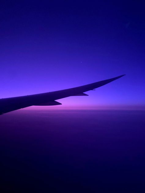 purple skyline in the air?! Sky From Airplane, Plane Purple, Purple Airplane, Purple Skyline, Plane Wing, Vision Boarding, Violet Aesthetic, Purple Sky, Blue Violet