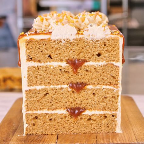 Epic Salted Caramel Rectangle Cake! – Cupcake Jemma Caramel Loaf Cake, Cake Covering, Cupcake Jemma, Chocolate Swiss Meringue Buttercream, Cake Flavours, Salted Caramel Recipes, Sprinkles Birthday Cake, Salted Caramel Cake, Rectangle Cake