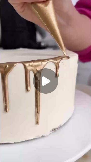 The Cake Decorating Company on Instagram: "The 3 ingredient gold cake drip we've all been waiting for! 🤯🙌⁠  @sugargeekshow has shared exactly how it's done... ⁠   ‼️Please note - be sure to always use edible gold dust when intended for consumption." Gold Dust Cake Decoration, White Cake With Gold Drip, How To Make Gold Drip For Cake, White Gold Black Cake, White And Gold Drip Cake, Gold Dust Cake, Gold Cake Drip, Chocolate And Gold Cake, White And Golden Cake