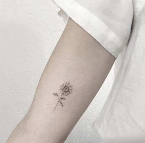 Sunflower Garden Tattoo, Delicate Sunflower Tattoo, Small Sunflower Tattoo, Nature Homes, Delicate Feminine Tattoos, Sunflower Tattoo Simple, Tattoo Font Styles, Fashion Teens, Tattoo Sunflower